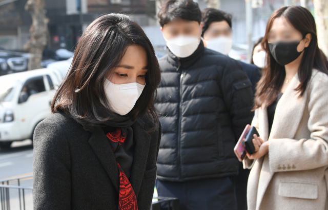 윤석열 당시 대통령 후보자(현 당선인)의 부인 김건희 씨가 제20대 대통령선거 사전투표 첫날인 4일 서울 서초구 서초1동 주민센터에 마련된 사전투표소로 들어서고 있다. 연합뉴스