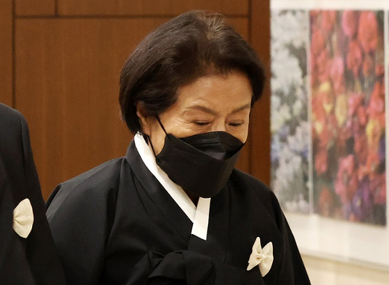 지난해 11월 전두환 전 대통령 빈소에서 전씨 부인 이순자 씨가 입관식을 마친 뒤 빈소로 들어오고 있다. 연합뉴스
