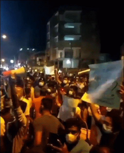 스리랑카의 반정부 시위가 격화되는 가운데, 시민들이 팻말을 들고 거리로 나섰다. 트위터 캡처
