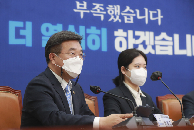 윤호중(왼쪽) 더불어민주당 비상대책위원장/성형주 기자
