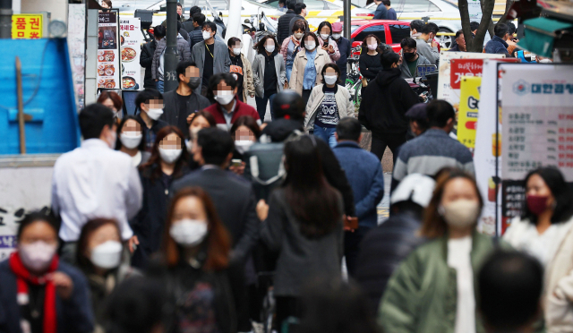 서울 명동에서 1일 시민들이 마스크를 쓰고 이동하고 있다. 연합뉴스