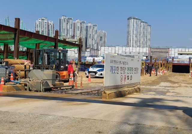 2일 서울 성수동의 한 아파트 재건축 공사 현장에서 폭탄이 발견돼 경찰과 군이 조사를 하고 있다. 연합뉴스