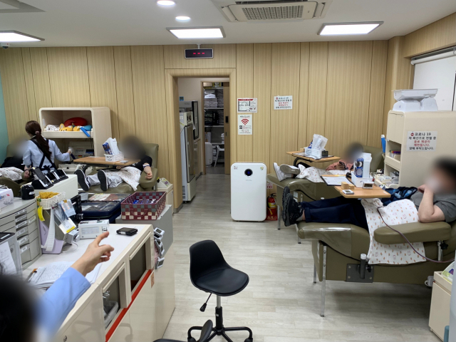 지난 29일 헌혈의 집 한양대역 센터에서 2030세대들이 헌혈을 하고 있다. 김남명 기자