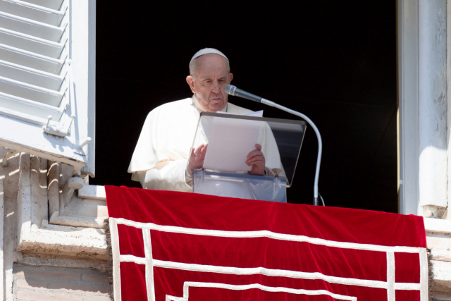 프란치스코 교황이 지난 20일(현지시간) 바티칸 성 베드로 광장의 사도궁 창가에서 주일 삼종기도를 올리고 있다. 교황은 이날 러시아의 우크라이나 침공에 대해 