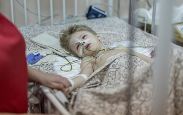 러시아군의 폭격에 부상을 입고 치료 중인 3살 우크라이나 소년 디마/연합뉴스