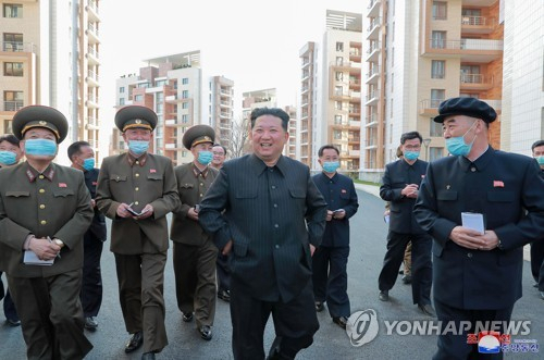 김정은 북한 국무위원장은 완공된 평양 보통강변 주택지구를 시찰했다고 조선중앙통신이 3일 보도했다./연합뉴스