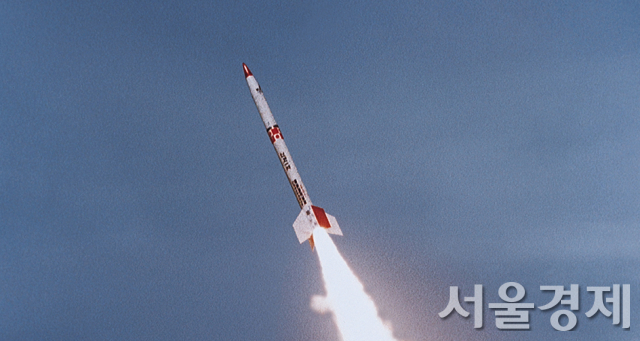 국산 고체추진 로켓인 과학로켓 1호(KSR-I) 발사장면/사진제공=항우연