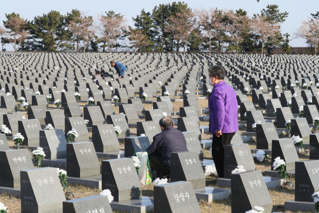 제74주년 제주 4·3 희생자 추념식이 예정된 3일 오전 유가족이 제주시 봉개동 4·3평화공원 내 행방불명인 표석을 찾아 희생자의 넋을 위로하고 있다. /연합뉴스