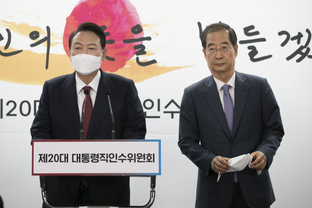 윤석열 대통령 당선인이 3일 서울 종로구 통의동 대통령직인수위원회 기자회견장에서 한덕수 국무총리 후보자 인선을 직접 발표한 후 취재진의 질문에 답하고 있다. 권욱 기자