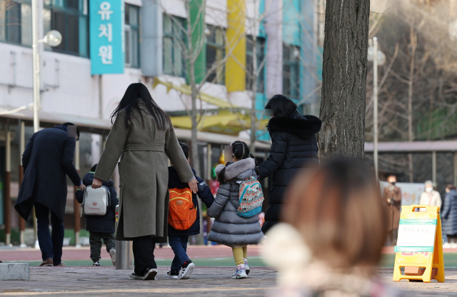 서울 중구 장충유치원에서 아이들이 부모의 손을 잡고 등원하고 있다. 연합뉴스