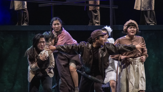 오는 19·20일 공연하는 수어 연극 ‘사라지는 사람들’의 한 장면. 사진 제공=세종문화회관