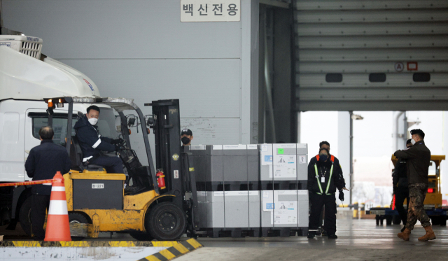 지난 14일 오후 소아용 화이자 백신 초도물량 30만 회분이 인천공항 화물터미널에 도착하고 있다. 연합뉴스