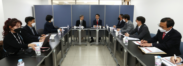 한국교원단체총연합회와 윤석열 대통령직인수위원회 과학기술교육분과 위원들이 1일 서울 종로구 북한대학원대학교 회의실에서 정책협의회를 하고있다./연합뉴스