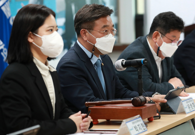 윤호중(가운데) 더불어민주당 공동비상대책위원장이 4일 민주당 부산시당에서 열린 비상대책위원회의에서 발언하고 있다. / 연합뉴스