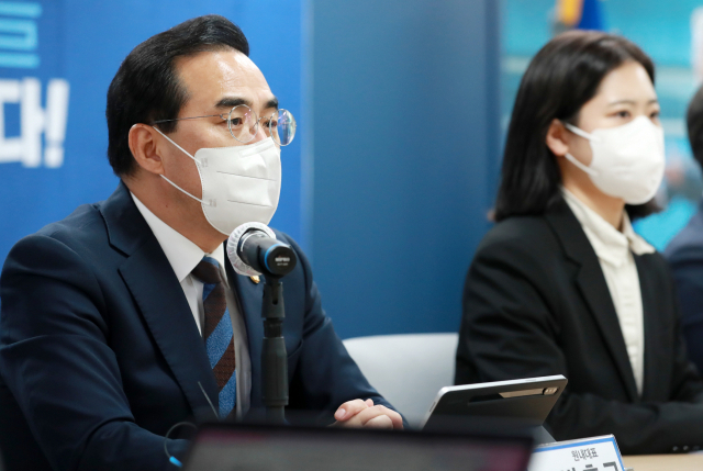 박홍근(왼쪽) 더불어민주당 원내대표가 4일 민주당 부산시당에서 열린 비상대책위원회의에서 발언하고 있다. / 연합뉴스