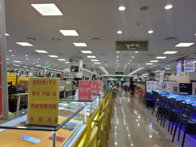서울 신도림 테크노마트의 통신사 판매점에 갤럭시S22가 0원이라는 팻말이 붙어 있다. 강도림 기자