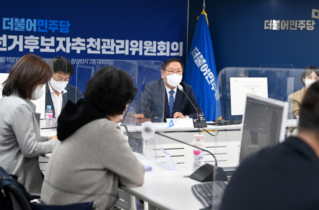 김태년 더불어민주당 공천관리위원장이 4일 서울 여의도 당사에서 열린 6·1지방선거 중앙당 공직선거후보자추천관리위원회 첫 회의에서 발언하고 있다. 권욱 기자