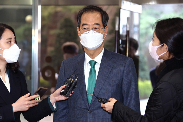 한덕수 국무총리 후보자가 4일 오전 서울 종로구 적선동 한국생산성본부 건물에 마련된 국회 인사청문회 준비단 사무실에 첫 출근을 하며 본격적인 청문회 대비를 시작하고 있다. 연합뉴스