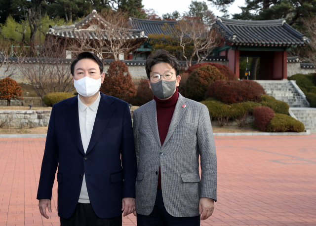 권성동(오른쪽) 국민의힘 의원과 윤석열 대통령 당선인이 지난해 12월 11일 강원 강릉시 오죽헌에서 참배를 마친 뒤 기념사진을 찍고 있다. 연합뉴스