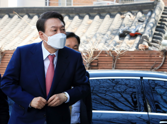 4일 윤석열 당선인이 외부일정을 소화하고 종로구 통의동 대통령직인수위원회 집무실에 들어오고 있다./권욱 기자
