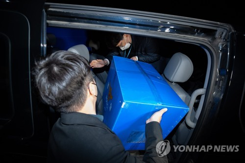 더불어민주당 이재명 전 대선후보의 배우자 김혜경 씨의 '법인카드 유용 의혹'을 수사 중인 경기남부경찰청이 4일 오후 경기도청 총무과, 의무실, 조사담당관실 등을 압수수색한 뒤 압수물이 든 상자를 차량에 싣고 있다. 연합뉴스