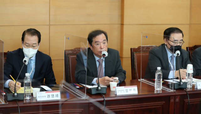 김병준(가운데) 지역균형발전특별위원장이 29일 서울 종로구 통의동 금융감독연수원내인수위원회에서 열린 대통령직인수위원회 2차 간사단 회의에서 발언하고 있다. 연합뉴스