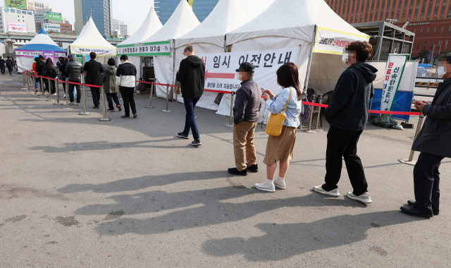 5일 서울역 광장에 마련된 코로나19 임시 선별검사소에서 시민들이 검사를 받기 위해 기다리고 있다. 연합뉴스