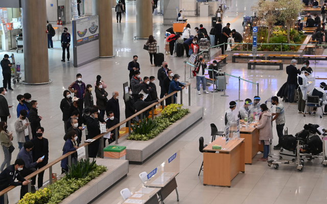 1일 인천국제공항 제1여객터미널 입국장이 입국객과 환영객으로 붐비고 있다./서울경제DB