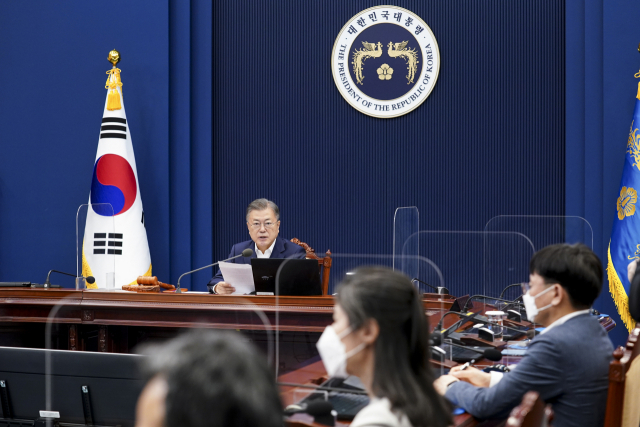 문재인 대통령이 5일 청와대 여민관에서 열린 국무회의에서 발언하고 있다. /연합뉴스