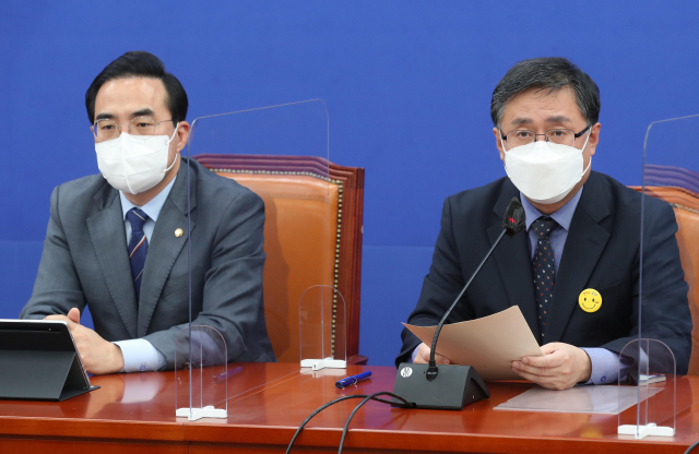 김성환(오른쪽) 더불어민주당 정책위의장이 5일 국회에서 열린 원내대책회의에서 발언하고 있다. / 성형주 기자