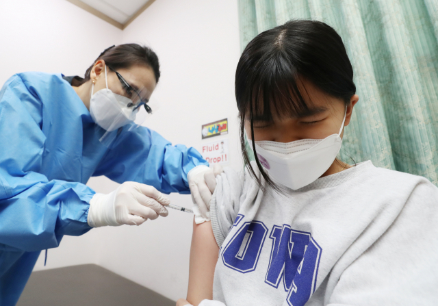만 5~11세 소아·아동에 대한 코로나19 백신 접종이 시작된 지난달 31일 오전 광주 북구 미래아동병원에서 어린이들이 소아용 화이자 백신을 맞고 있다. 연합뉴스