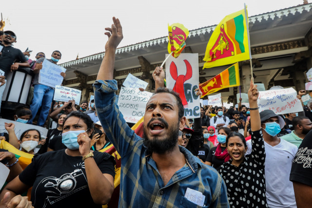 경제난에 분노한 스리랑카 콜롬보의 시위대가 4일(현지 시간) 대통령 하야를 요구하는 구호를 외치며 시위를 벌이고 있다. EPA연합뉴스