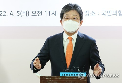 경기도지사 출마를 선언한 유승민 전 의원이 5일 수원시 국민의힘 경기도당에서 열린 기자간담회에서 발언하고 있다./연합뉴스