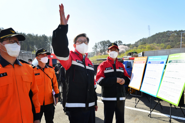 5일 박형준 부산시장이 아홉산을 찾아 산불피해지를 둘러보고 있다./사진제공=부산시