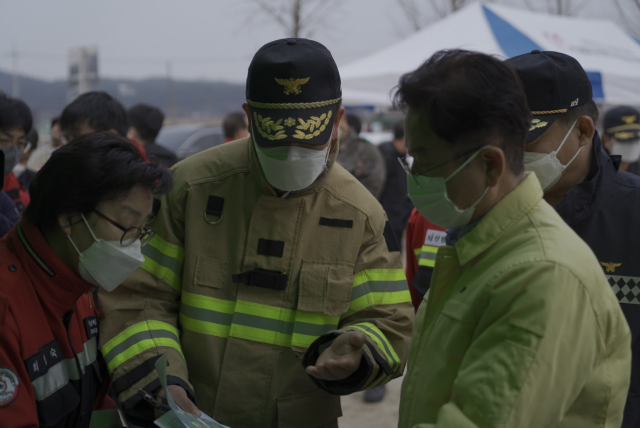 이철우(오른쪽) 경북도지사가 5일 오후 봉화 산불 현장에 도착해 소방 관계자의 설명을 듣고 있다. 사진제공=경북소방본부