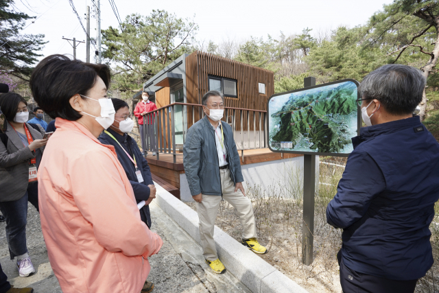 문재인 대통령이 5일 김정숙 여사와 함께 북악산 남측 탐방로에서 북악산 남측 개방에 대한 설명을 듣고 있다. /연합뉴스