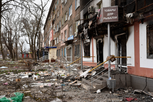 지난 3일(현지시간) 우크라이나의 수도 마리우폴의 주거지역이 러시아군의 공격으로 폐허가 된 모습. TASS 연합뉴스