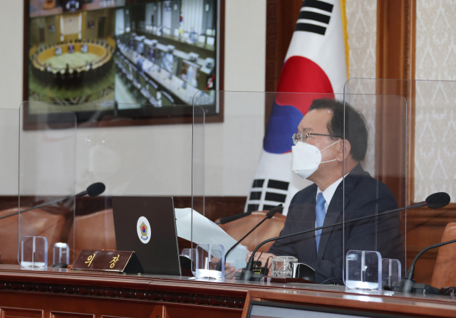 김부겸 국무총리가 6일 정부서울청사에서 윤석열 대통령 당선인이 추진 중인 대통령 집무실 이전을 위한 예비비를 의결하기 위해 열린 임시국무회의를 주재하고 있다. /연합뉴스