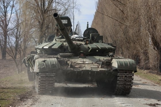 우크라이나 군이 노획한 러시아제 T-72 탱크. /로이터연합뉴스