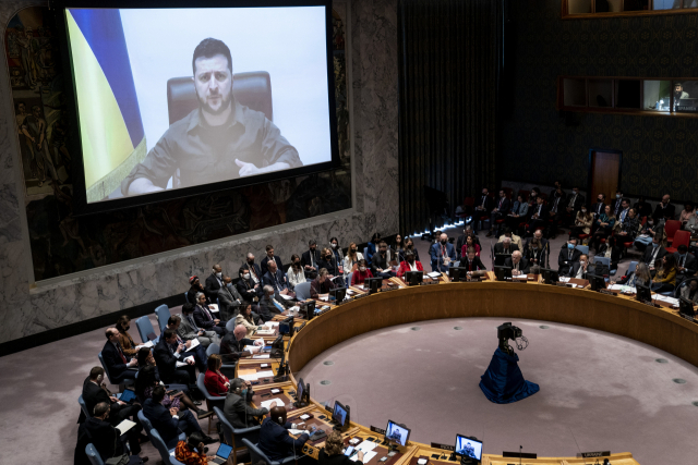 볼로디미르 젤렌스키 우크라이나 대통령이 5일(현지시간) 미국 뉴욕 국제연합(UN) 본부에서 열린 안전보장이사회 회의에서 영상을 통해 연설하고 있다. AP연합뉴스