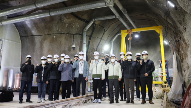 원자력연구원 저장처분기술관리부 연구원들이 원내 지하처분연구시설에서 단체로 파이팅을 외치고 있다.
