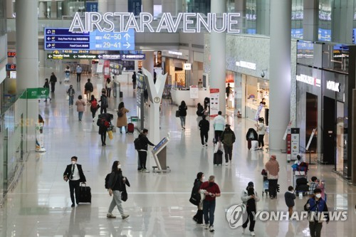 인천국제공항 1터미널 면세 구역에서 여행객들이 이동하고 있다. 연합뉴스