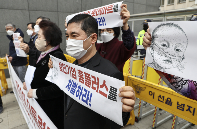 지난달 31일 서울 통의동 대통령직인수위원회 인근에서 열린 ‘가습기살균제 참사 문제해결 촉구 기자회견’에서 가습기살균제합의를위한피의자단체(가피단) 관계자들이 관련 손피켓을 들고 있다. 연합뉴스