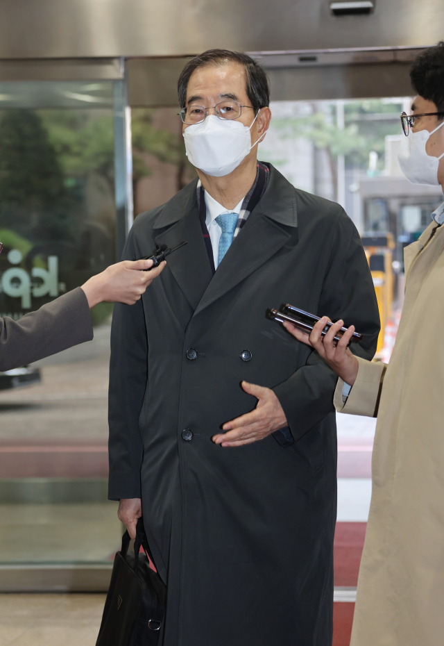 한덕수 국무총리 후보자가 6일 서울 종로구 한국생산성본부 건물에 마련된 국회 인사청문회 준비단 사무실에 출근하며 기자들의 질문에 답하고 있다. /연합뉴스