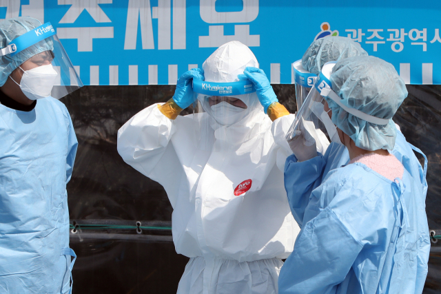 세계 보건의 날을 하루 앞둔 6일 오후 광주 동구보건소 선별진료소에서 의료진이 업무 교대를 준비하고 있다./연합뉴스