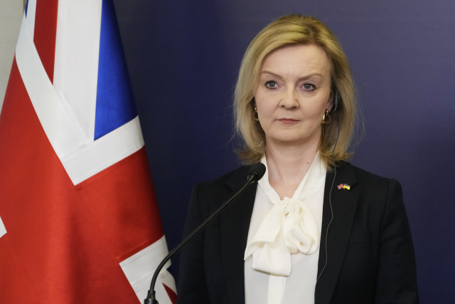 리즈 트러스 영국 외무장관이 5일(현지 시간) 폴란드 바르샤바에서 열린 기자회견에서 발언하고 있다. AP연합뉴스