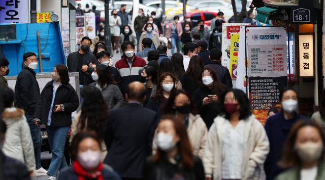 1일 서울 명동에서 시민들이 마스크를 쓰고 이동하고 있다. 연합뉴스