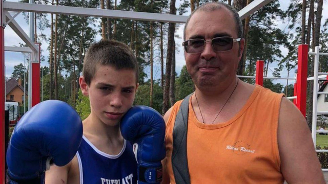 우크라이나 부차에서 러시아군의 공격을 받은 유리 네치포렌코(왼쪽)는 외신과의 인터뷰로 그의 아버지 루슬란을 잃었다고 밝혔다. BBC 캡처
