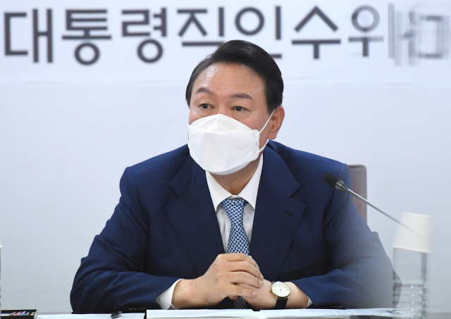 윤석열 대통령 당선인이 6일 오후 서울 종로구 통의동 제20대 대통령직인수위원회에서 열린 시도지사 간담회에서 인사말을 하고 있다. 연합뉴스