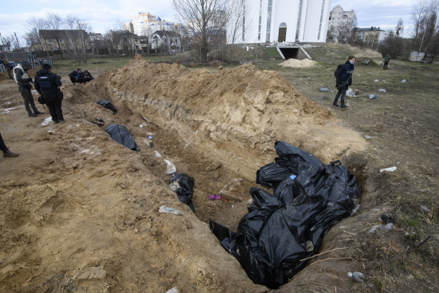 4일(현지 시간) 우크라이나 키이우 인근 도시 부차에서 러시아군에 학살당한 것으로 보이는 민간인 시신이 검은 비닐 봉투에 담긴 채 수습돼 있다. AFP연합뉴스
